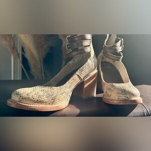 FREEBIRD by Steven - Randi Black/White Snake, 3 Buckle Ankle Mary Jane Size 8